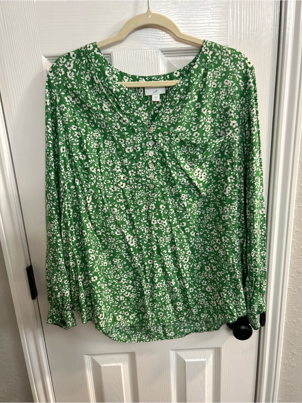 J. Jill long sleeve top blouse green & white floral open neck daisy print Sz M